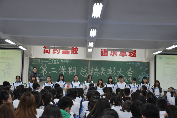 6 优秀员工接受表彰.JPG