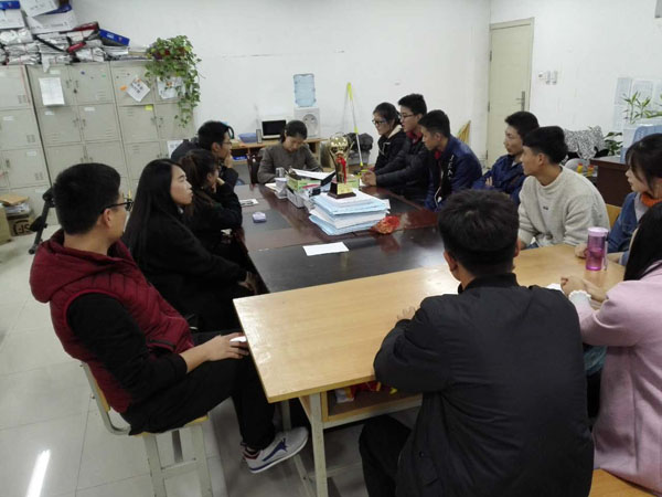 韩亚轩老师与员工座谈.jpg