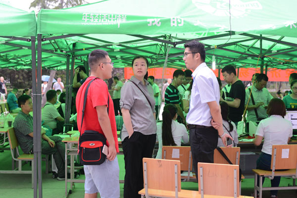 二级公司领导与新生交流.JPG