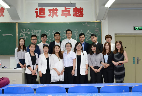 经贸公司部分辅导员合影.jpg 经贸公司部分辅导员合影.jpg