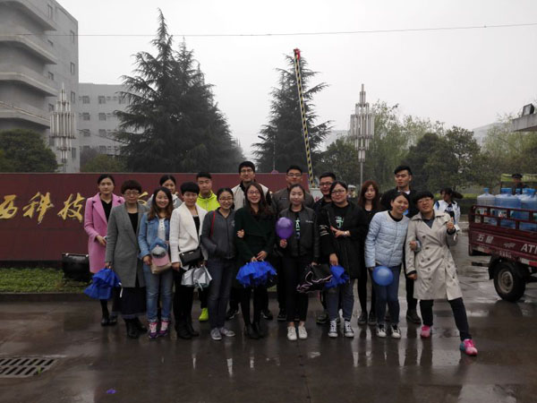 经贸公司鹿龙老师带领全体辅导员送别13级员工.jpg 经贸公司鹿龙老师带领全体辅导员送别13级员工.jpg