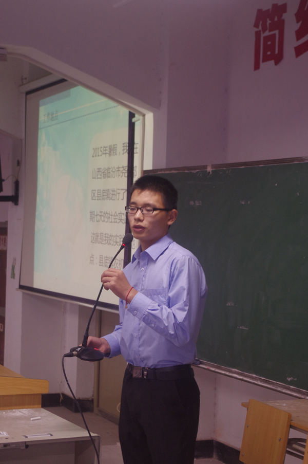 行政1401班员工代表认真汇报.JPG